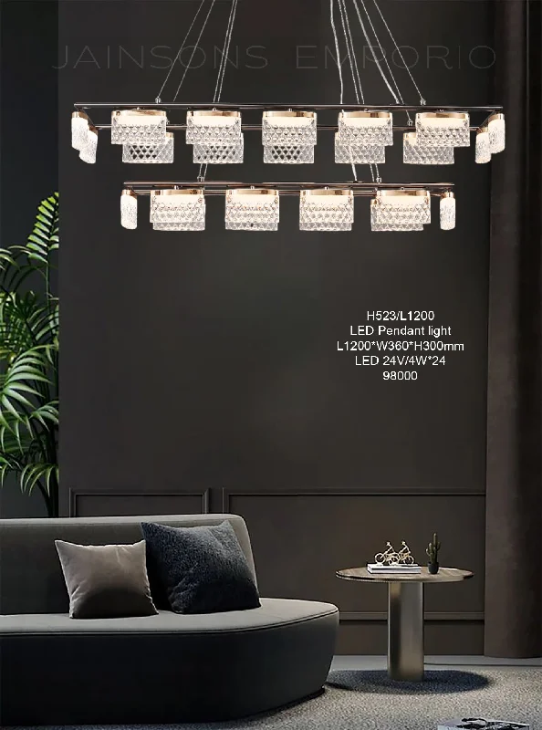 Chandeliers with Clear Crystal for a Sparkling EffectAurora Gold Chandelier